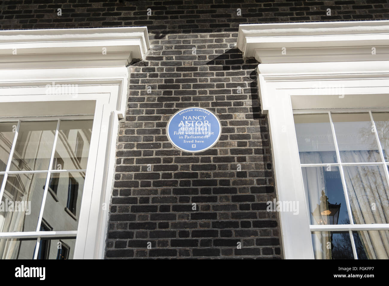 Blue plaque to Nancy Astor at 4 St James's Square, Westminster, SW1, UK Stock Photo