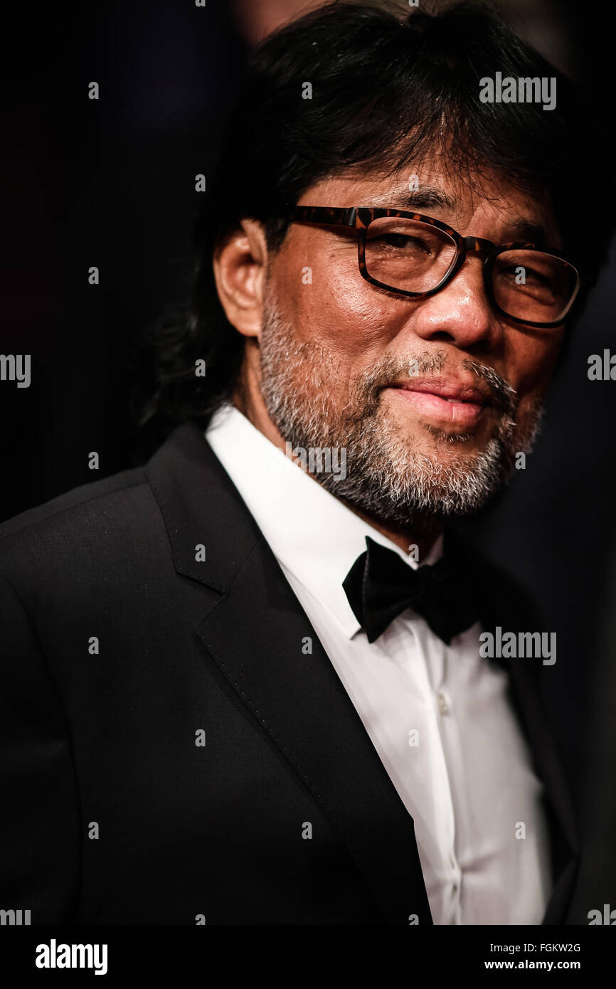 Berlin, Berlinale International Film Festival in Berlin. 20th Feb, 2016. Mark Lee Ping-Bing, Cinematographer of the movie "Crosscurrent" (Chang Jiang Tu), poses on the red carpet ahead of the awards ceremony of the 66th Berlinale International Film Festival in Berlin, Feb. 20, 2016. © Zhang Fan/Xinhua/Alamy Live News Stock Photo