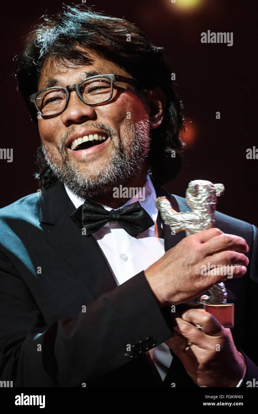 Berlin, Germany. 20th Feb, 2016. Mark Lee Ping-Bing, Cinematographer of the movie 'Crosscurrent' (Chang Jiang Tu), holds the Silver Bear for Outstanding Artistic Contribution during the awards ceremony of the 66th Berlinale International Film Festival in Berlin, Germany, Feb. 20, 2016. © Zhang Fan/Xinhua/Alamy Live News Stock Photo