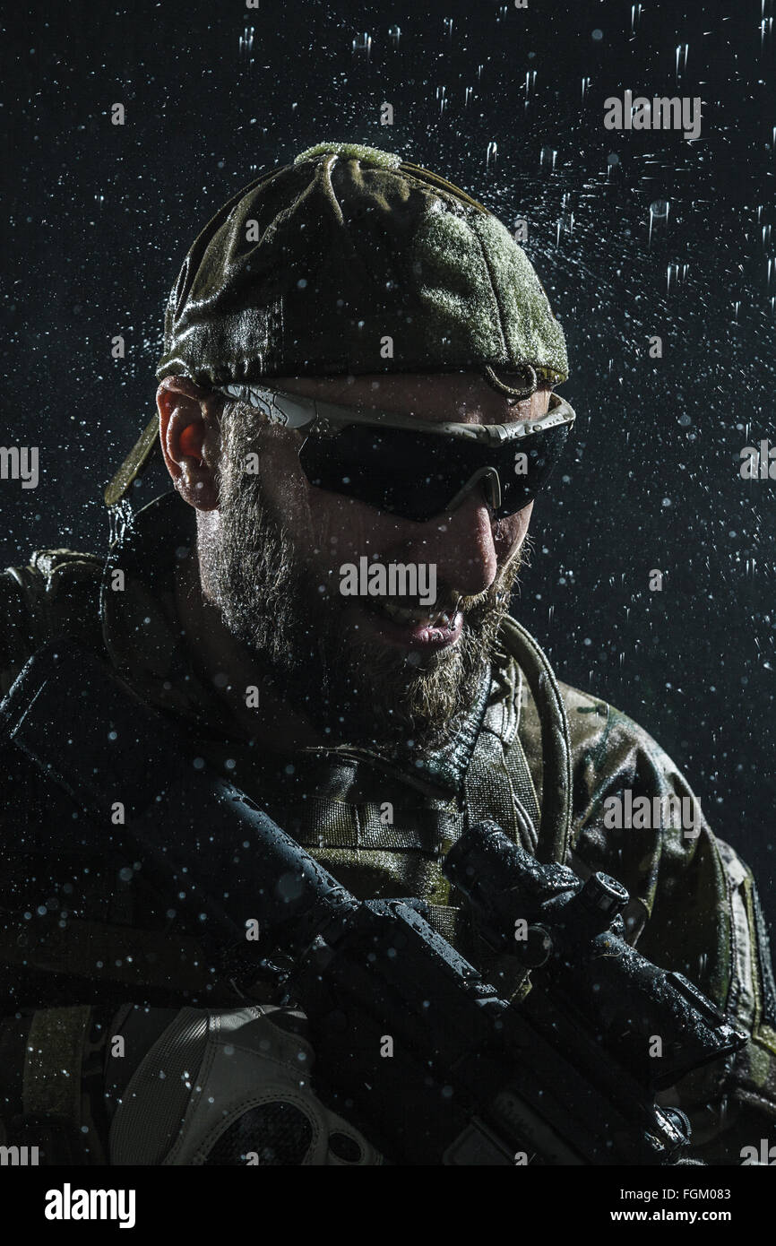 US Army soldier in the rain Stock Photo Alamy