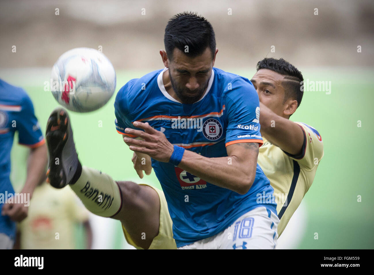 Mexico City, Mexico. 20th Feb, 2016. America's Andres Andrade (R) vies for the ball with Cruz Azul's Ariel Rojas during the match of Day 7 of Closing Tournament of MX League at Azteca Stadium in Mexico City, capital of Mexico, on Feb. 20, 2016. © Alejandro Ayala/Xinhua/Alamy Live News Stock Photo