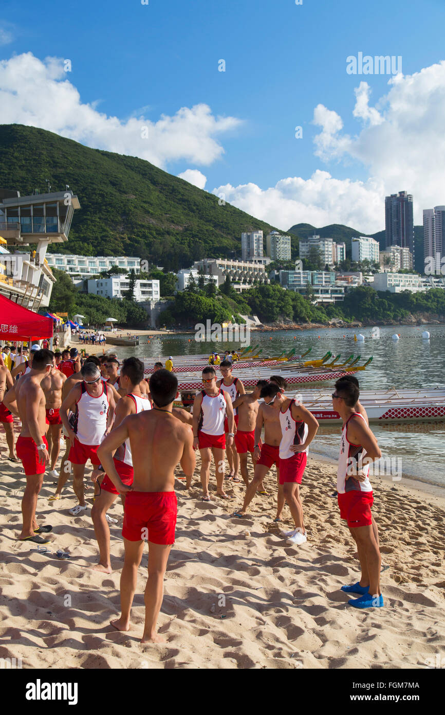 Dragon boat teams on Stanley Main Beach, Stanley, Hong Kong Island, Hong Kong Stock Photo