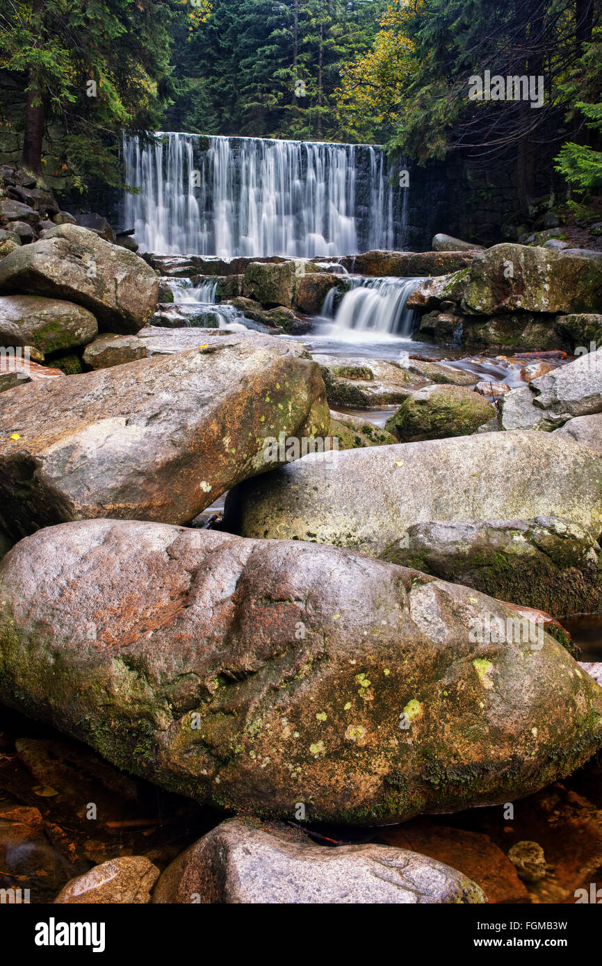 Waterfall forest rocks hi-res stock photography and images - Alamy