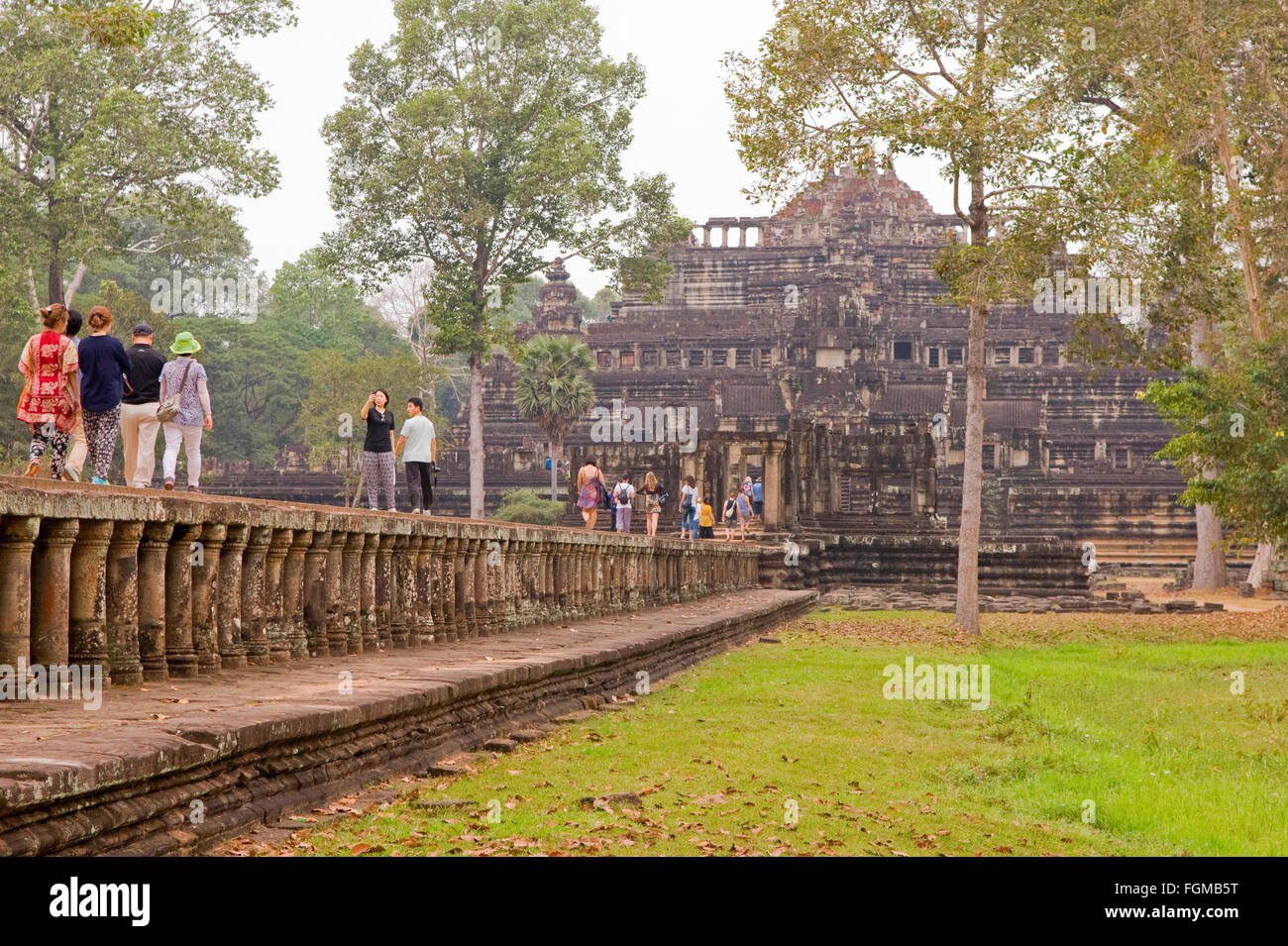 Tourists on the raised walkway to the ruins in Siem Reap, Cambodia Stock Photo