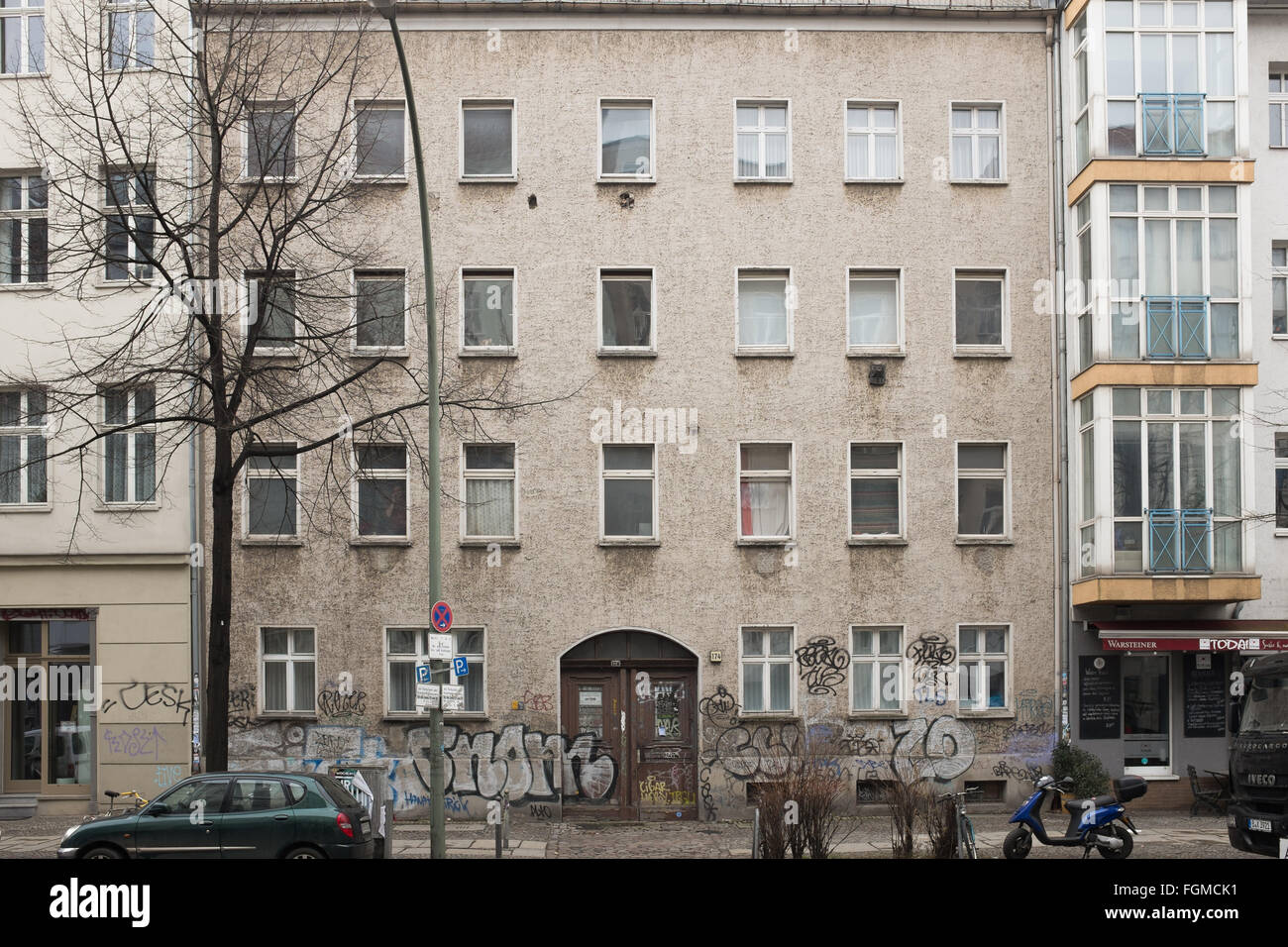 BERLIN - FEBRUARY 18: Building in original state in the Torstrasse near  Rosenthalerplatz in Berlin Mitte on February 18, 2016 Stock Photo - Alamy