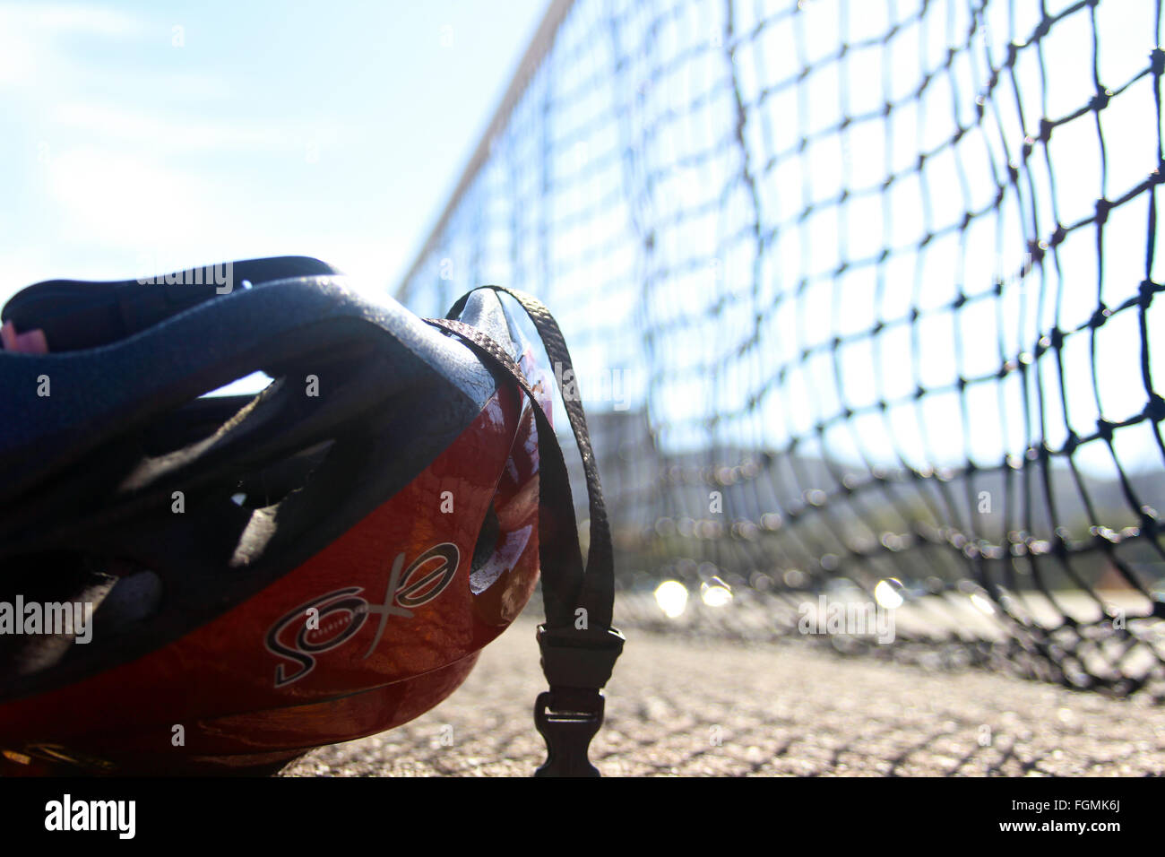cycle helmet on tennis court Stock Photo