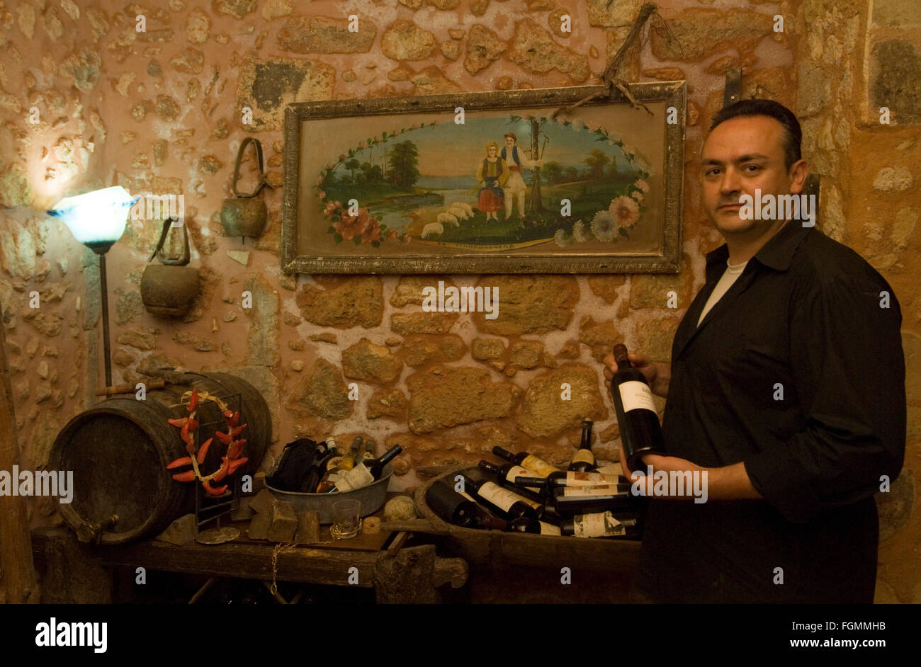 Griechenland, Kreta, Rethymnon, Chef des Restaurant Veneto in seinem Weinkeller. Stock Photo