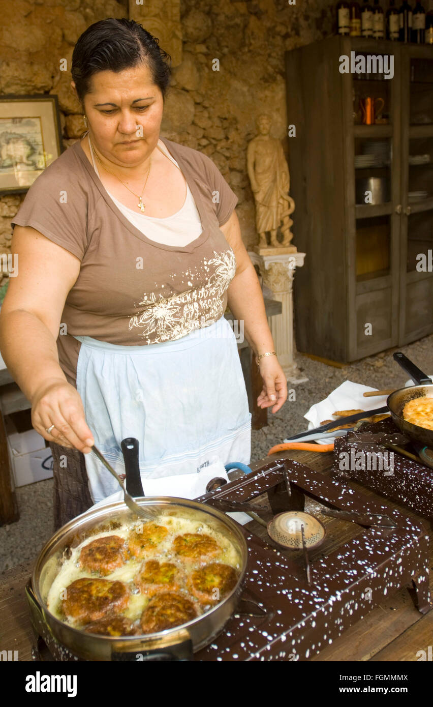 Griechenland, Kreta, Vamos, in der Ruine der alten Mühle finden Kochkurse statt. Stock Photo