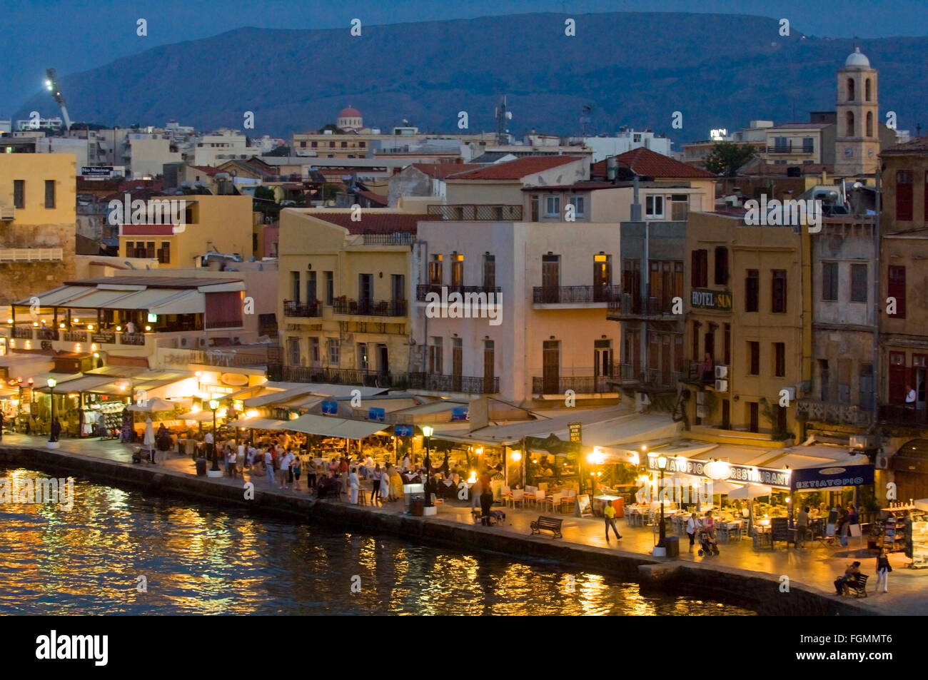 Griechenland, Kreta, Chania, Hafenpromenade mit Tavernen