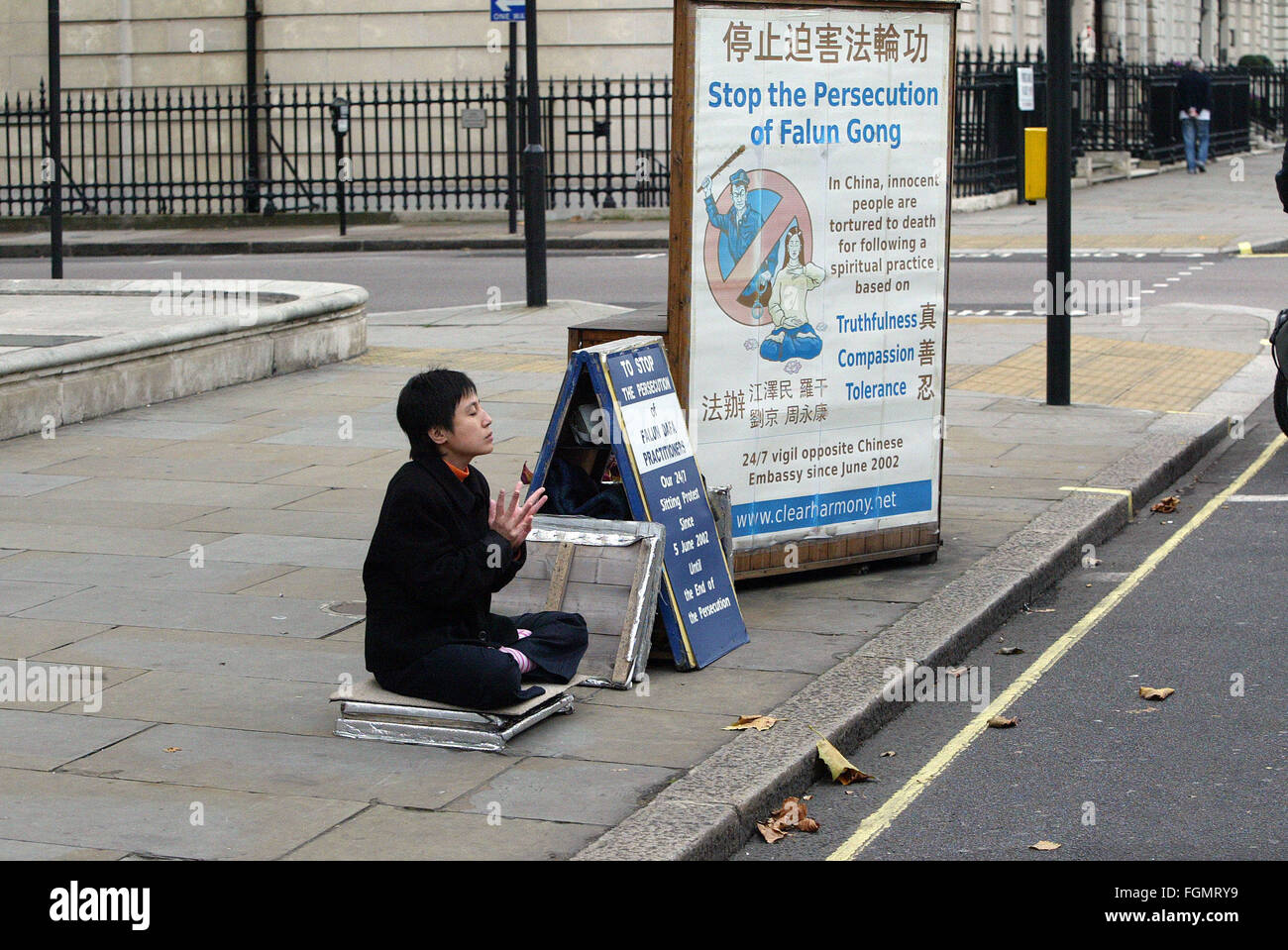 falon gong protest ioppisite Chinese Embassy London (credit image © Jack Ludlam) Stock Photo