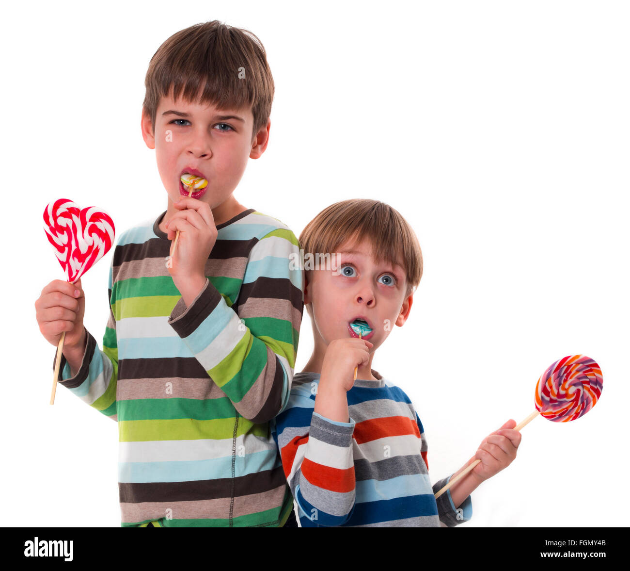 Мальчик ест шоколадку. Мальчик ест конфеты. Мальчик с конфетами. Мальчик с леденцом. Ребенок с леденцом.