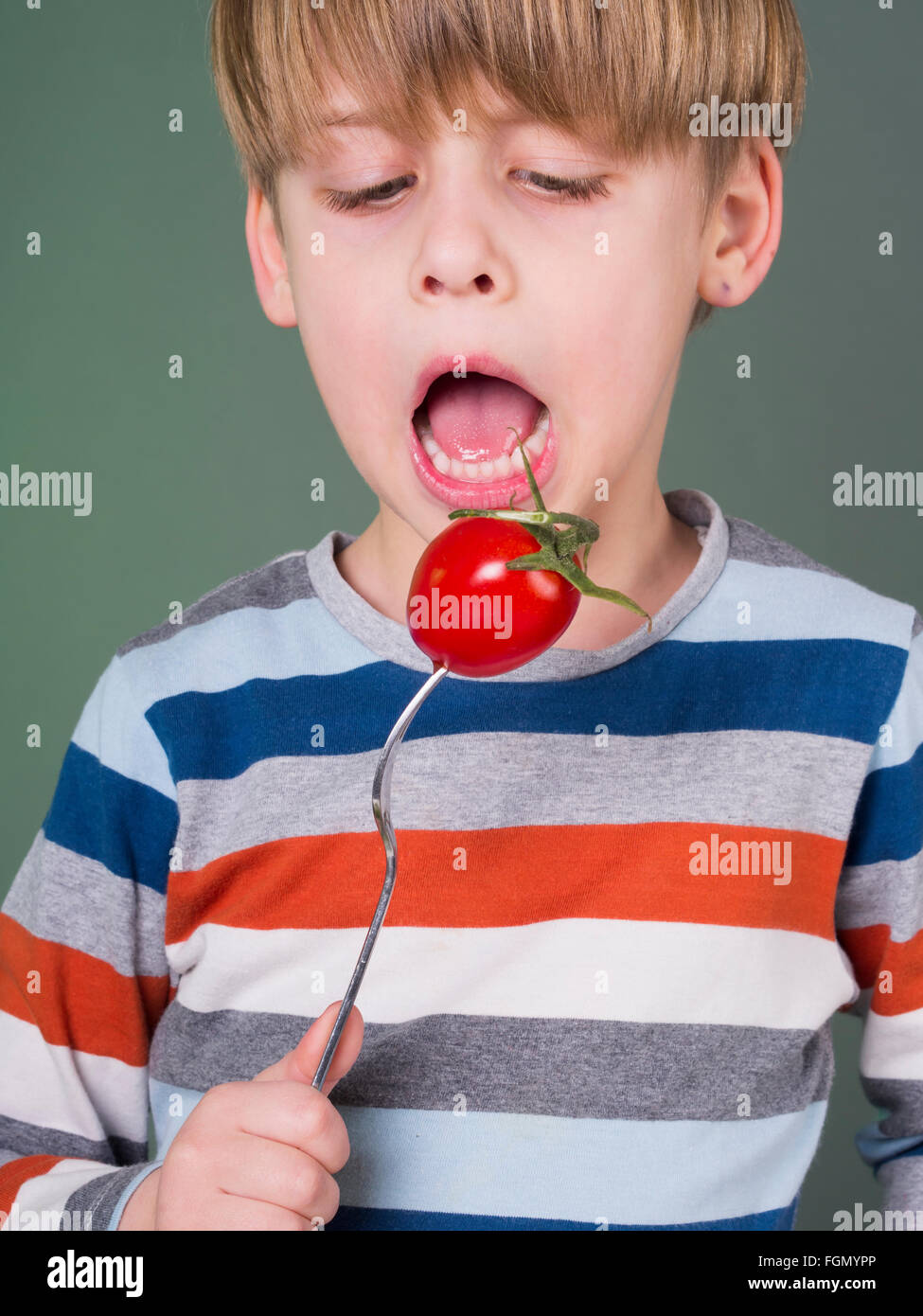 boy eating tomato Stock Photo - Alamy