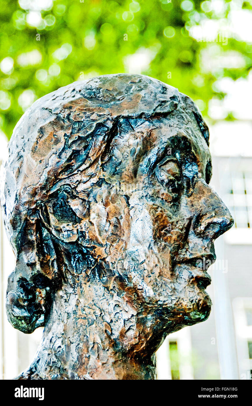 Bust of Virginia Woolf, Tavistock Square London; Büste von Virginia Woolf in London, Tavistock Square Stock Photo