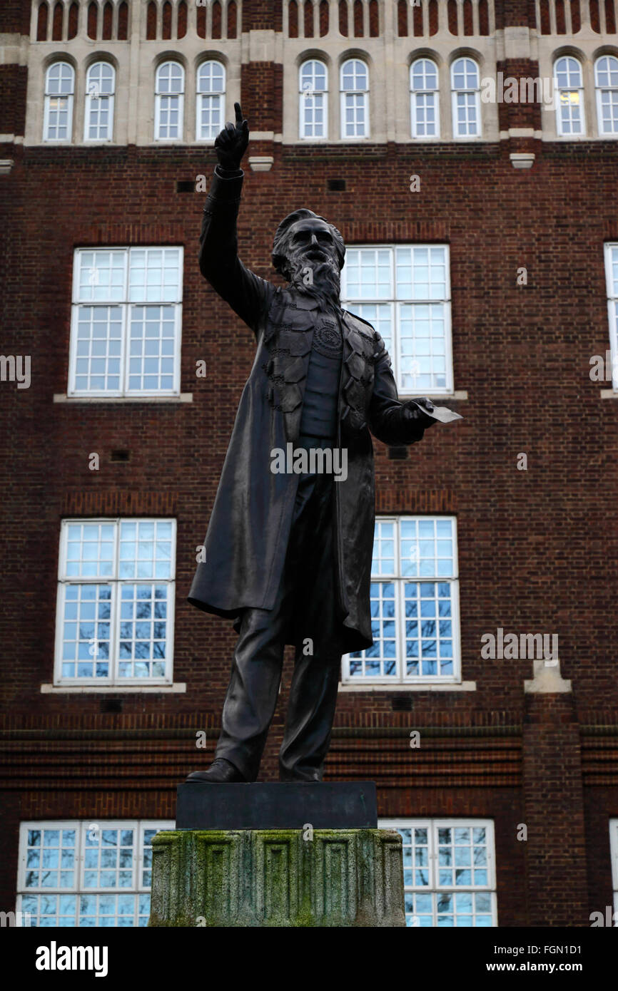 Statue of Salvation Army founder William Booth outside The William Booth Memorial Officer Training College, Denmark Hill, London Stock Photo