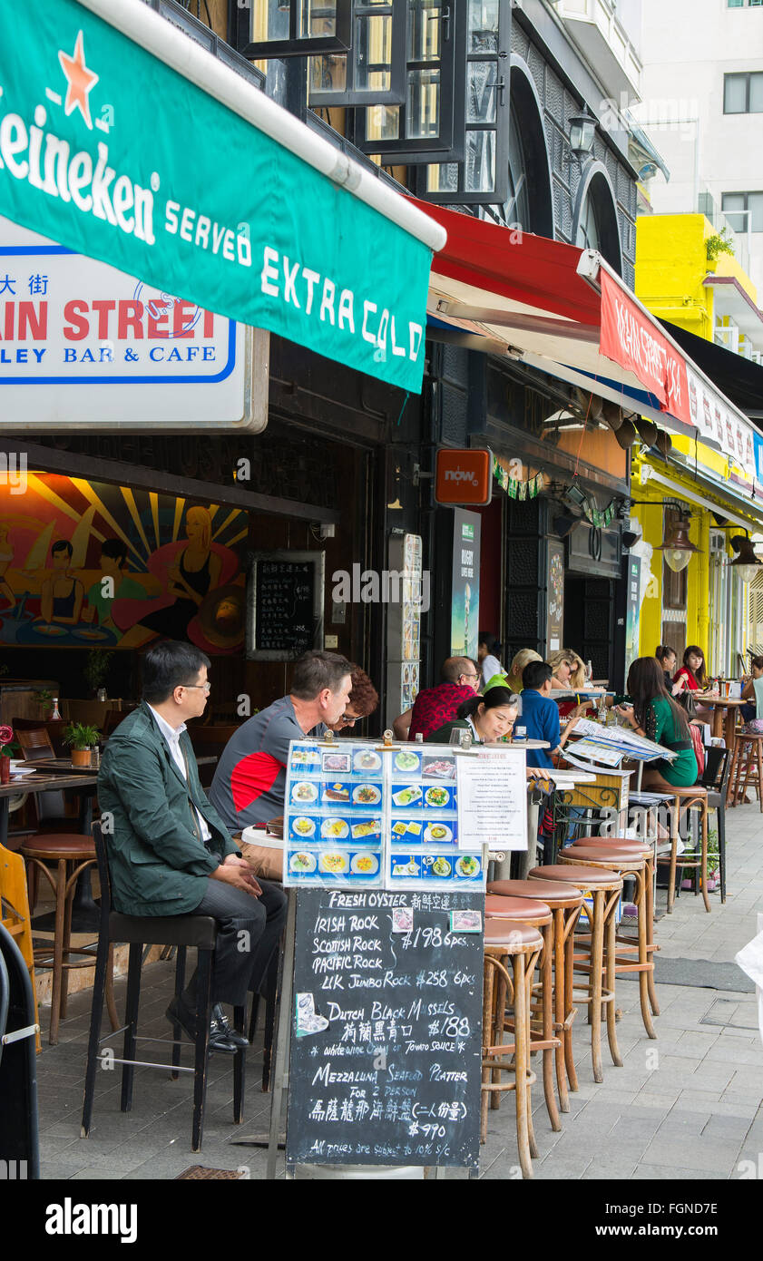 Gente y tenderetes de ropa en el Mercado Stanley, la Isla de Hong Kong,  China Fotografía de stock - Alamy