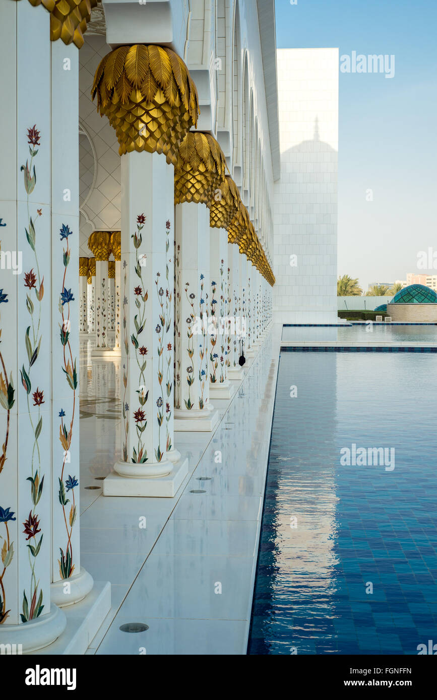 Pillars surrounding the central yard of the Sheikh Zayed Grand Mosque Stock Photo