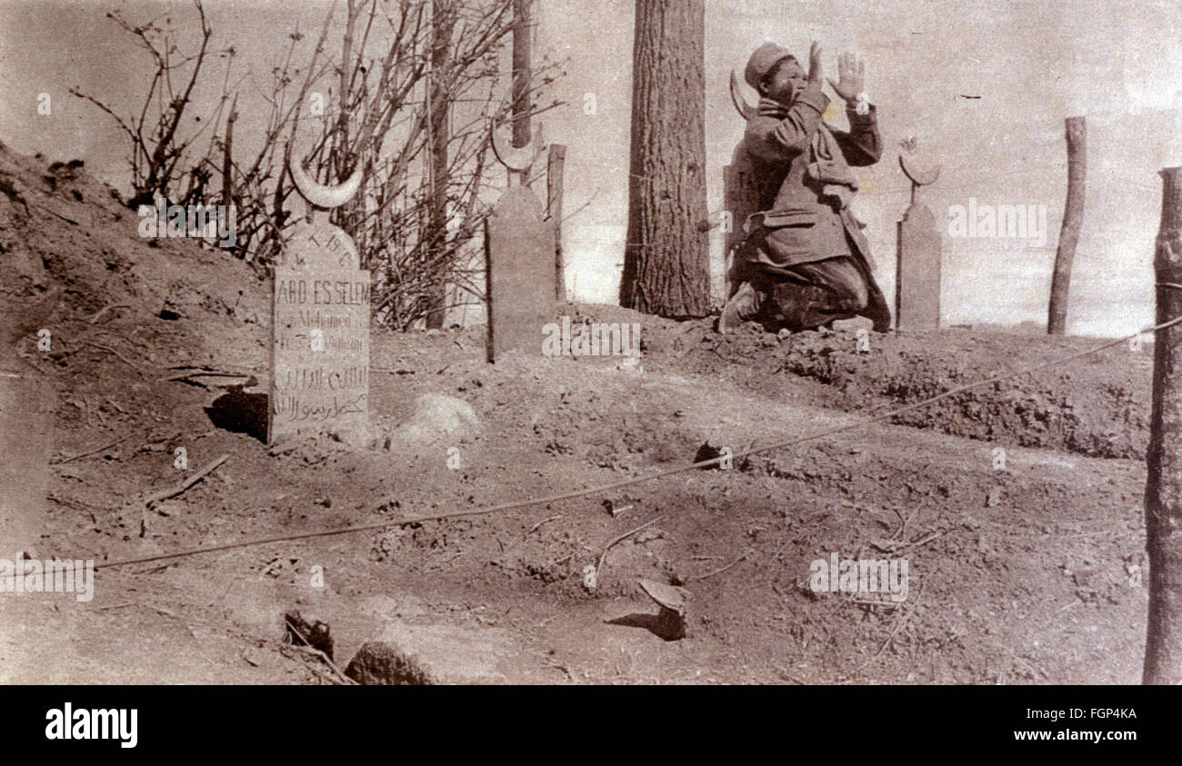 Battle of Verdun 1916 - Muslim soldier praying among the tombs Stock Photo