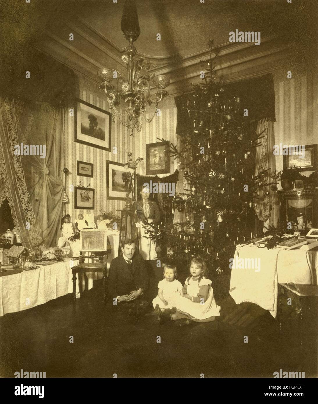 Christmas, Christmas Eve, family under the Christmas tree, Germany