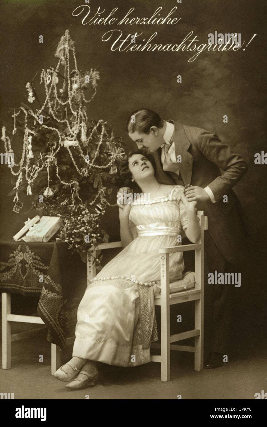 Christmas, Christmas Eve, 'Viele herzliche Weihnachtsgruesse', couple celebrating Christmas, presents under the Christmas tree, postcard, Austria, 1914, Additional-Rights-Clearences-Not Available Stock Photo