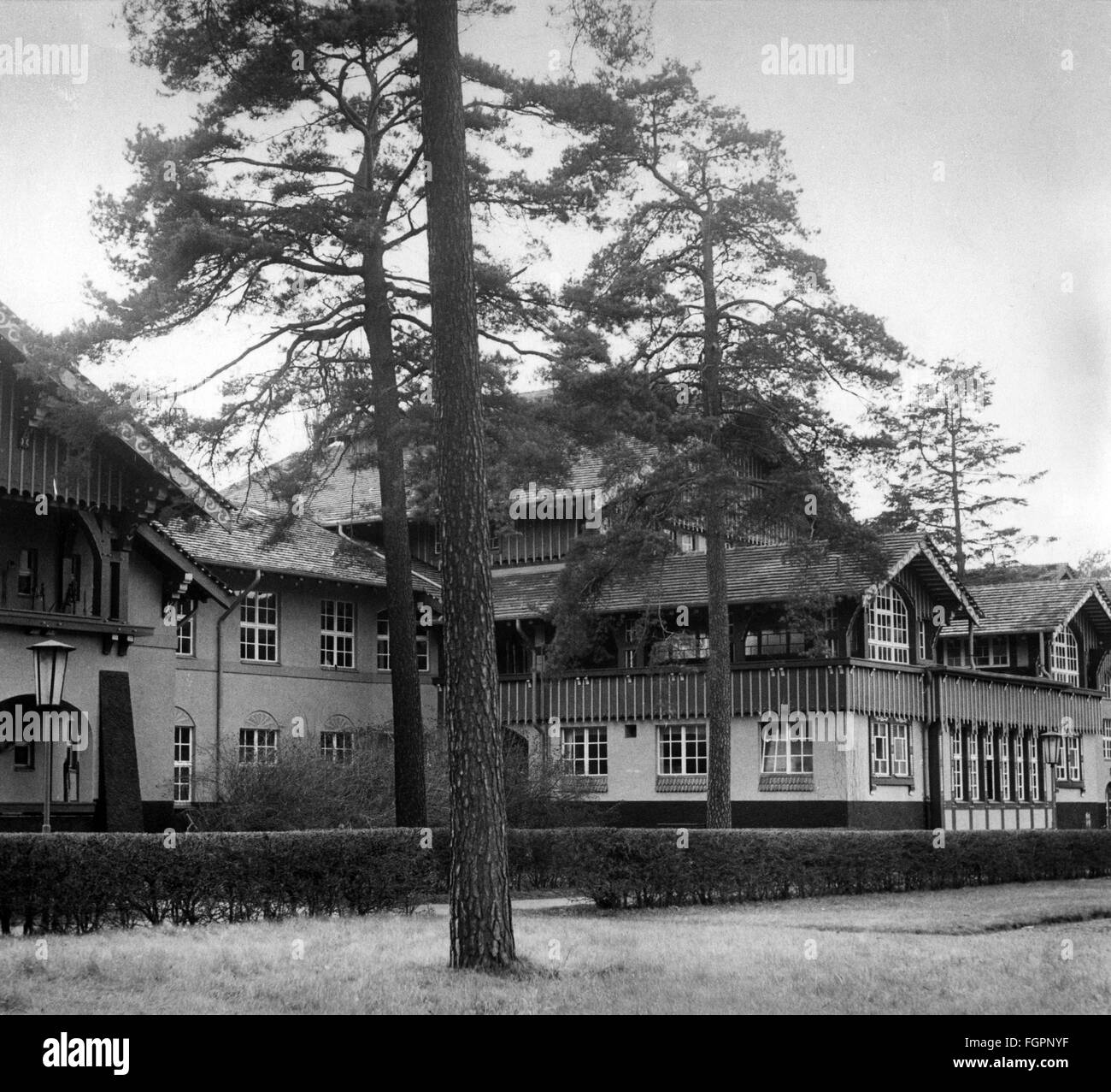 Exterior hospital 1960s hires stock photography and images Alamy