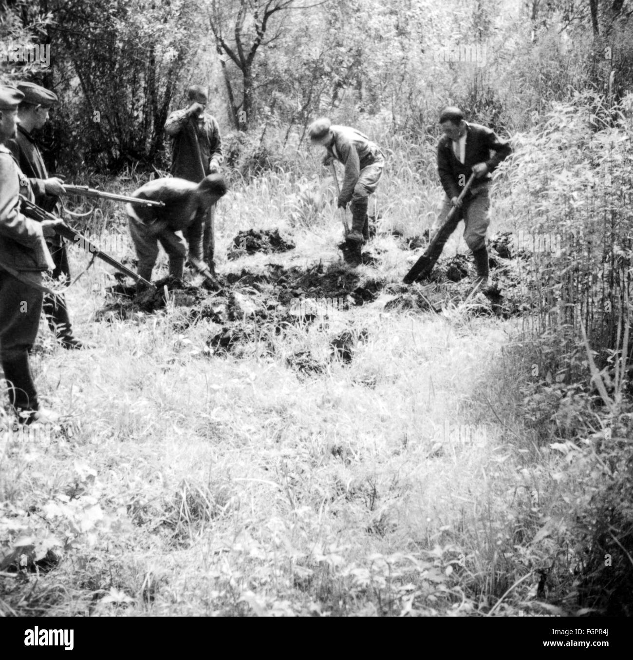 events, Second World War / WWII, Soviet Union, Soviet men working under German supervision, possibly partisans who dig graves, photo taken by a member of the German Reich Labour Service (Reichsarbeitsdienst, RAD Abteilung K. 1/130), Army Group South, 1st Panzer Army, Ukraine, Additional-Rights-Clearences-Not Available Stock Photo