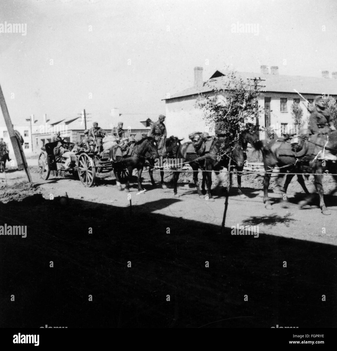 Second World War / WWII, German Wehrmacht, horse-drawn artillery on of the march in Poland or in the Ukraine, summer 1941, light field howitzer lFH 18, Additional-Rights-Clearences-Not Available Stock Photo
