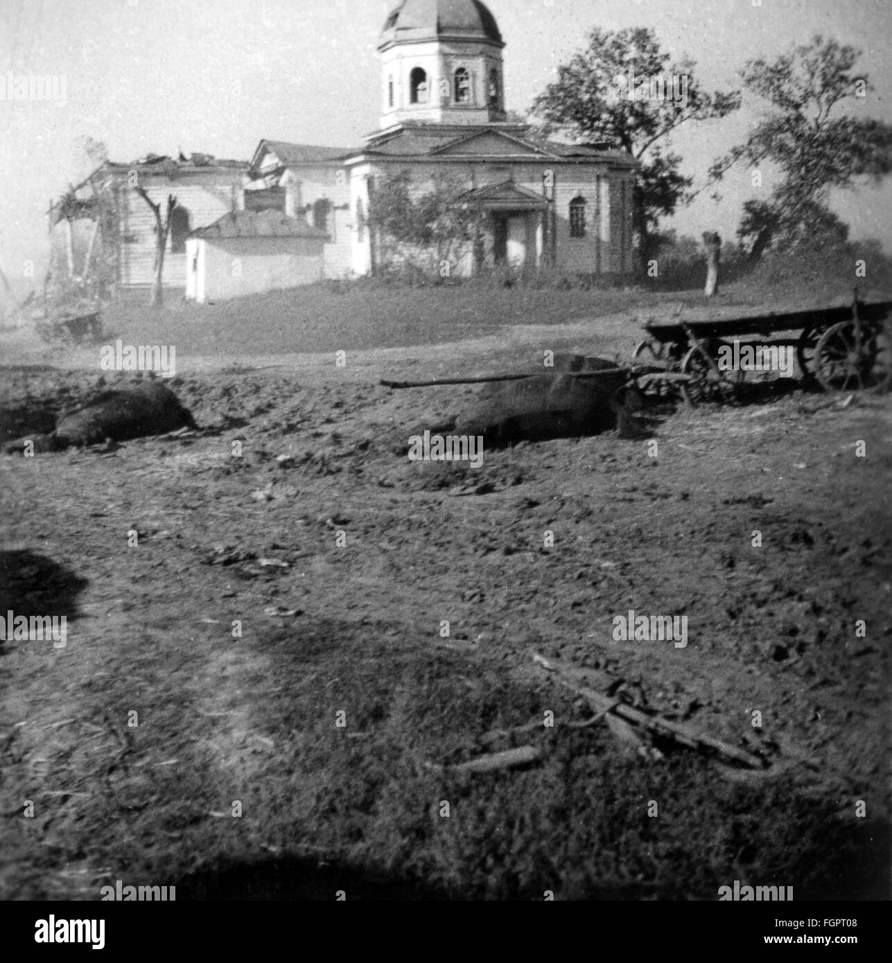 events, Second World War / WWII, Soviet Union, Army Group South, abandoned wagons and dead horses on a road in the Ukraine, summer 1941, in the background a damaged church, Additional-Rights-Clearences-Not Available Stock Photo
