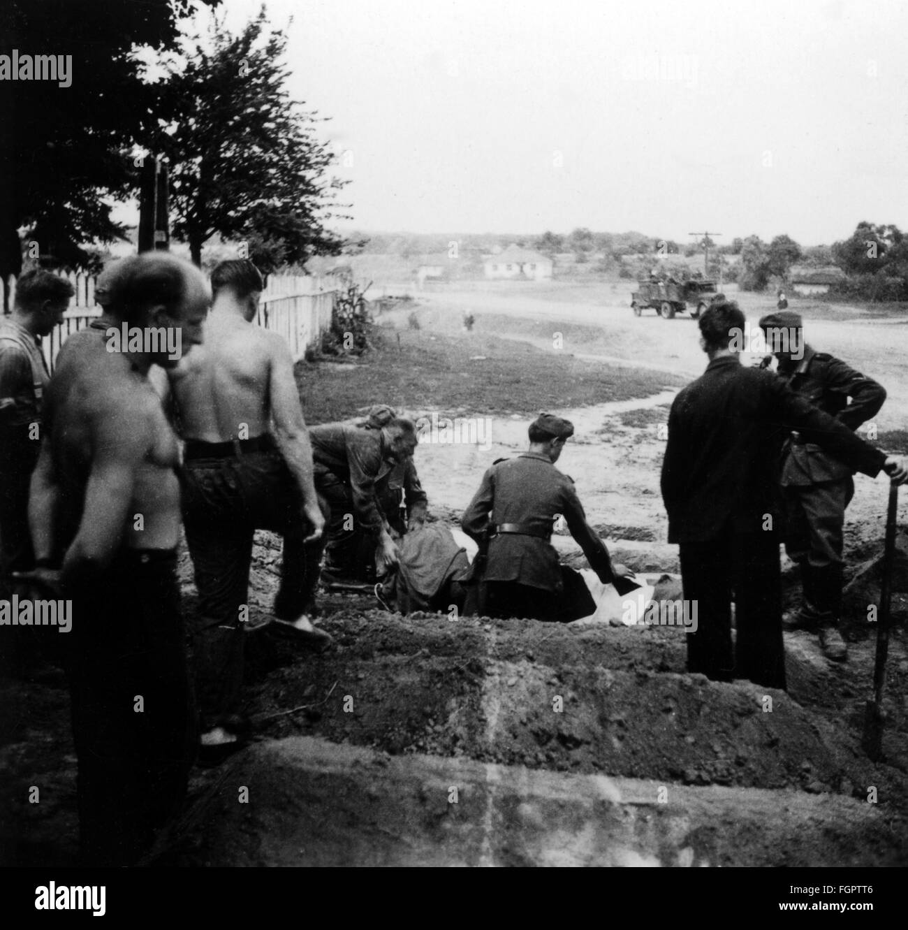 National Socialism / Nazism, organisations, Reichsarbeitsdienst (Reich Labour Service), members of a Reichsarbeitsdienst unit, deployed on the Eastern Front, dig graves for killed German soldiers, summer 1941, Additional-Rights-Clearences-Not Available Stock Photo