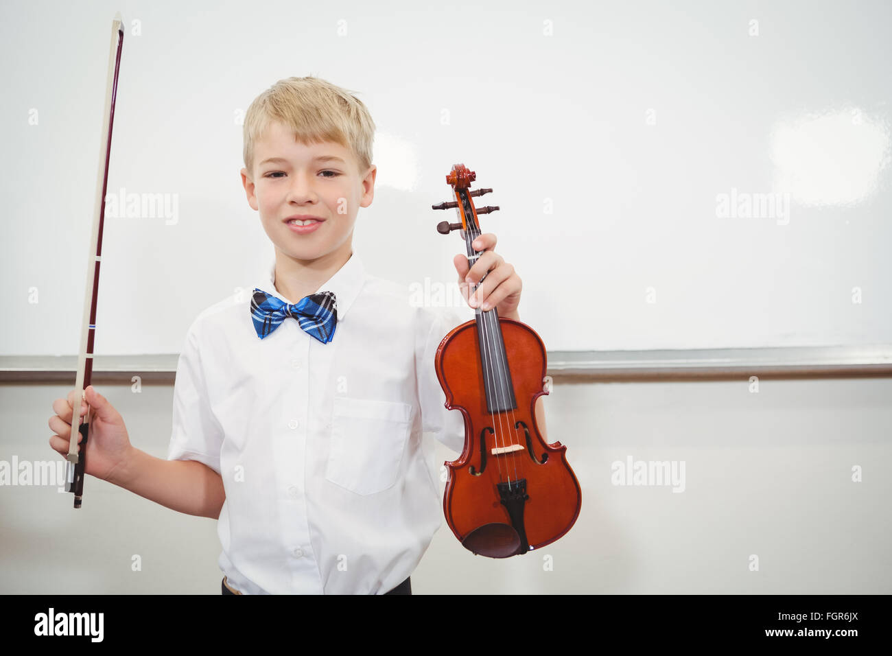Concentrating Student playing a violin Stock Photo - Alamy
