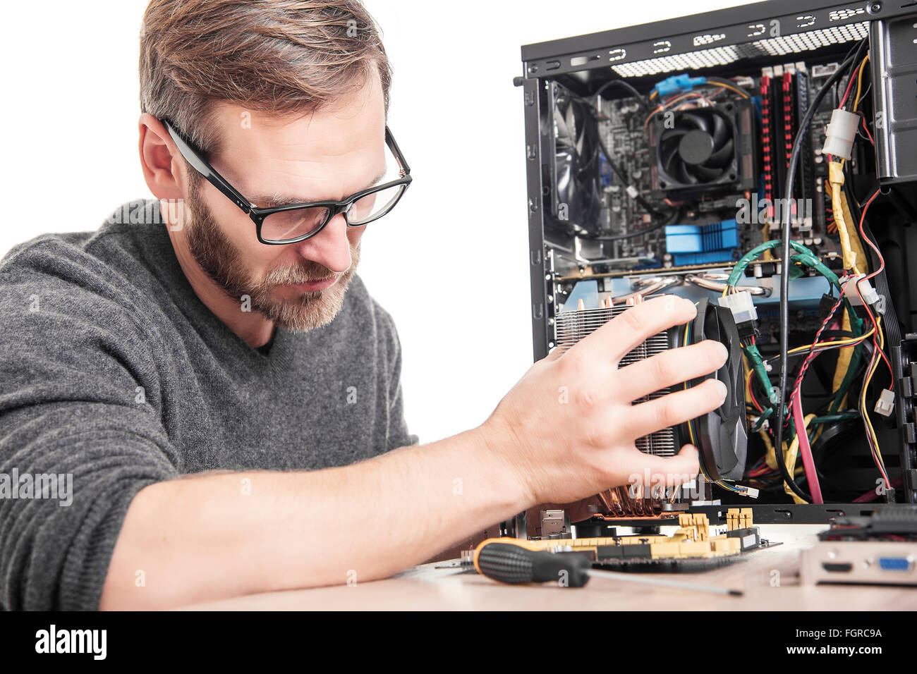 Мастер по ремонту ноутбуков. Сломался компьютер. Users can repair the computer themselves. Персональный компьютер в жизни человека. Users can repair the computer themselves.