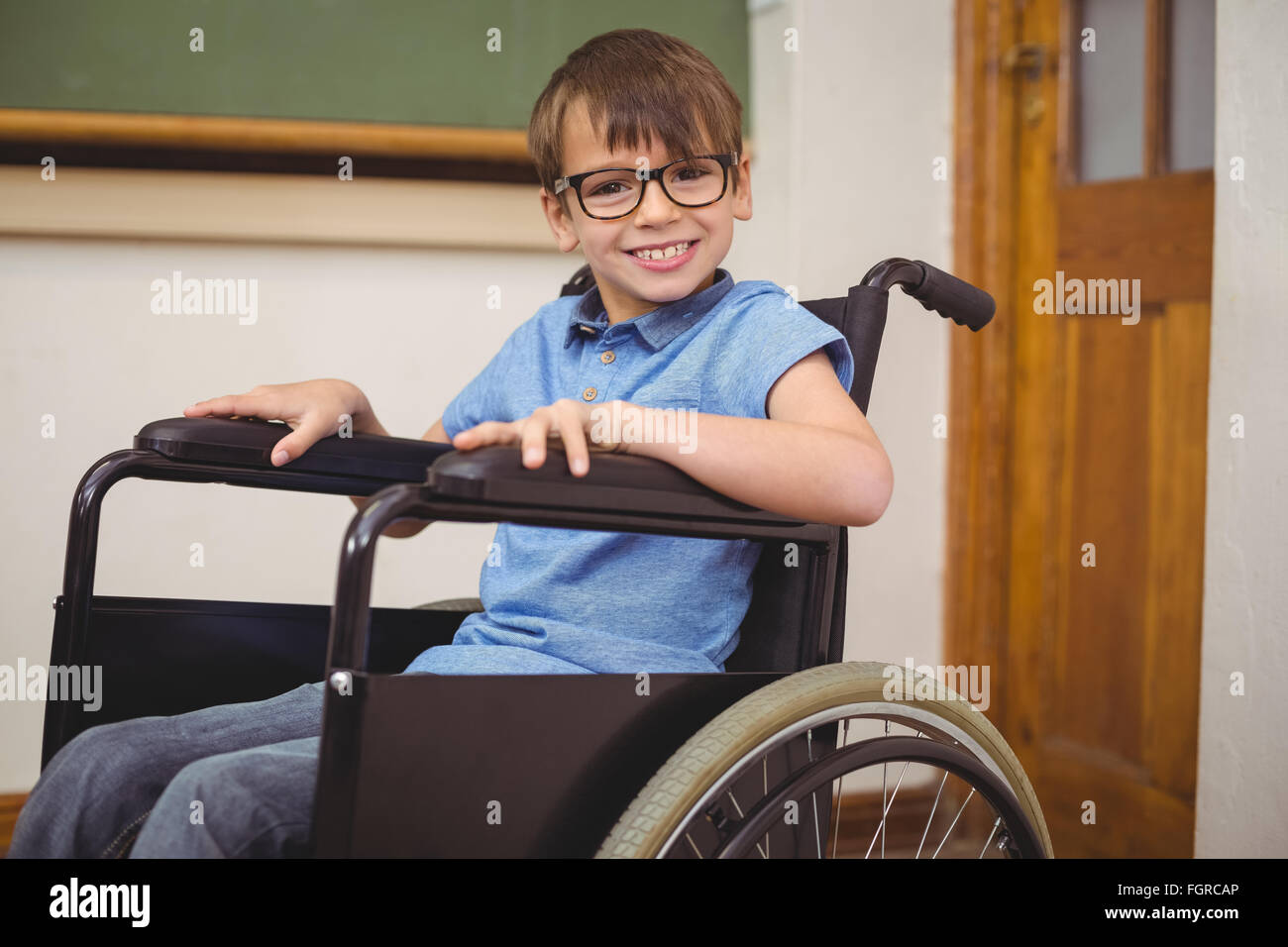Неработающий инвалид с детства. Инвалид улыбается. Счастливые инвалиды. Ученик с ограниченными возможностями улыбается. Школьники инвалиды.
