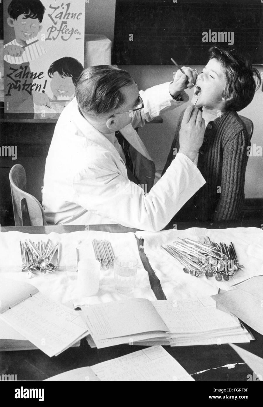 medicine, dentistry, examination by the school dentist, 1950s, Additional-Rights-Clearences-Not Available Stock Photo