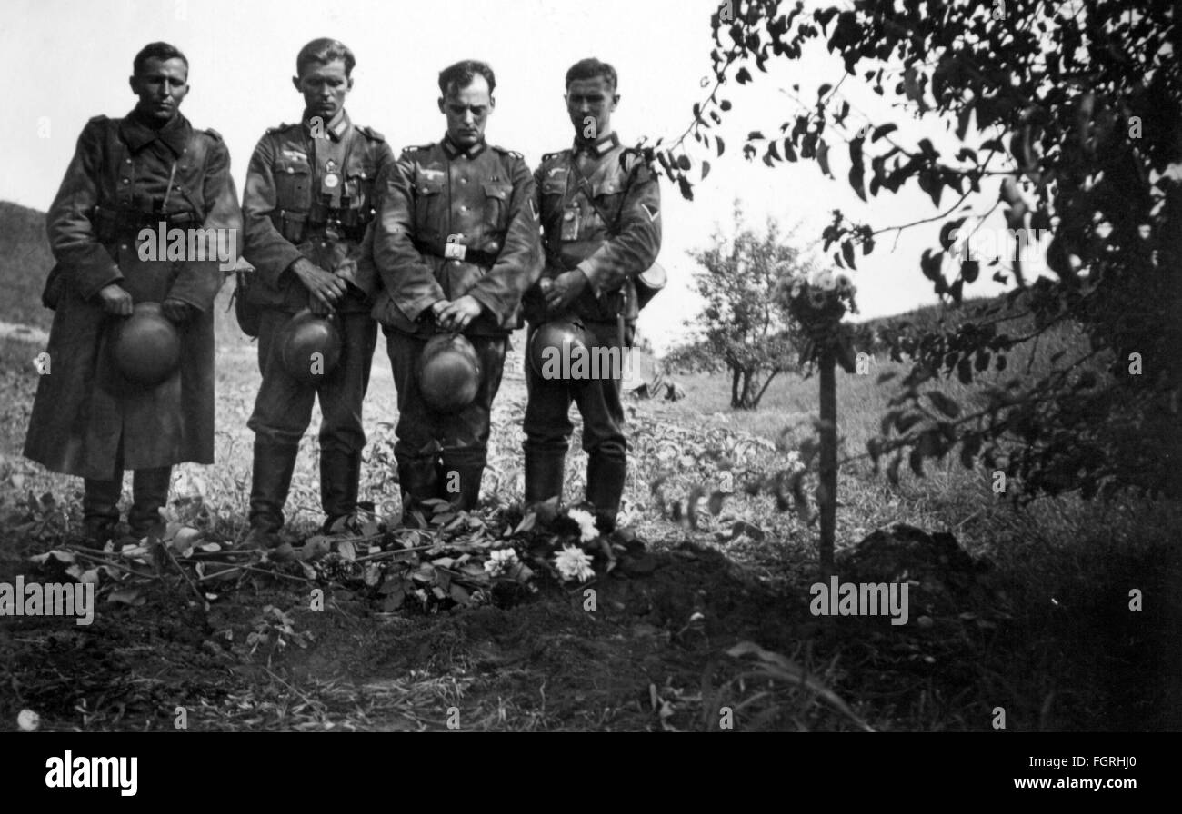 Second World War / WWII, Poland, German soldiers at grave of a killed comrade, 1939, Additional-Rights-Clearences-Not Available Stock Photo