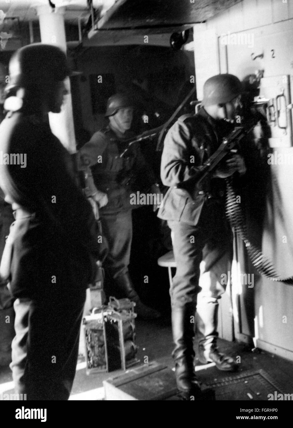 Second World War / WWII, in the interior of a German amored train, circa 1941, train, trains, railway, railroad, railways, railroads, railway pioneer, engineer, Sappers and miners, engineers, railway troops, weapons, arms, weapon, arm, Wehrmacht, armed forces, army, armies, Germany, German Reich, Third Reich, people, soldiers, soldier, 1940s, 40s, 20th century, machine gun 34, machine gun, machine guns, machine-gun, second, 2nd, world war, world wars, historic, historical, Additional-Rights-Clearences-Not Available Stock Photo