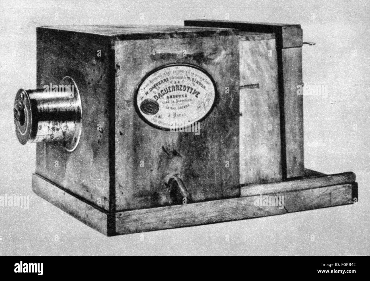 Daguerreotype camera 1839 hi-res stock photography and images - Alamy