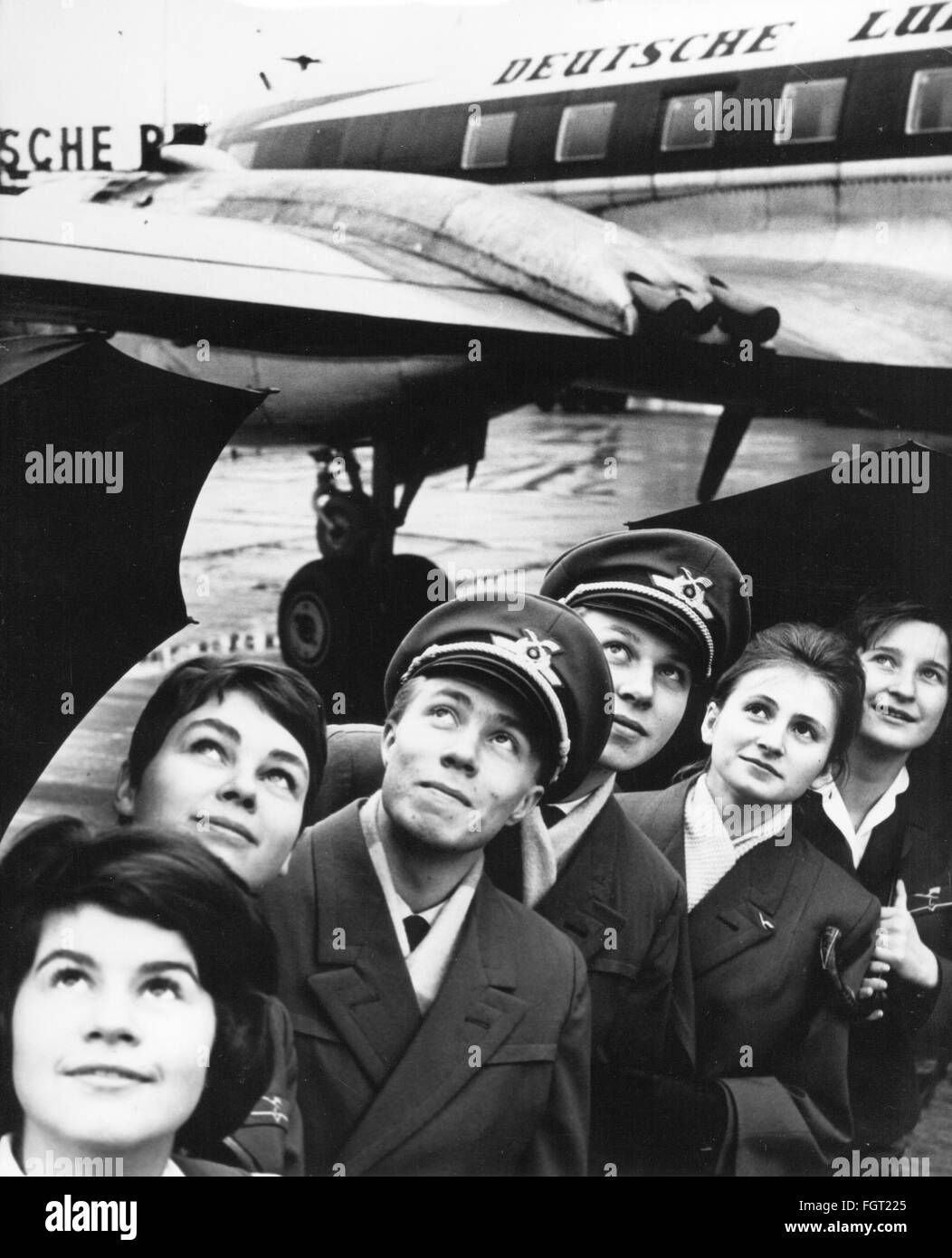 transport / transportation, aviation, personal, trainee pilots and apprentice stewardesses from the Deutsche Lufthansa watching an aircraft landing, Berlin-Schönefeld Airport, 28.1.1962, Additional-Rights-Clearences-Not Available Stock Photo