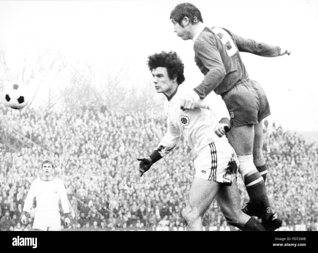 sports,football,games Germany,national league,season 1970 / 1971,14th match day,game FC Schalke 04 versus Rot-Weiss Oberhausen(2: zero),Glueaufkampfbahn,Gelsenkirchen,7.11.1970,2: 0 for Schlake by Klaus Fischer,right Reiner Hollmann,Rot Weiss,Glückauf-kampfbahn,Glückauf kampfbahn,physical,physical play,header,header shot,headers,header shots,duel,duels,football match,soccer match,football matches,footballer,footballers,kicker,football player,football players,action,act,actions,acts,ball,playing,play,West Germany,Western G,Additional-Rights-Clearences-Not Available Stock Photo