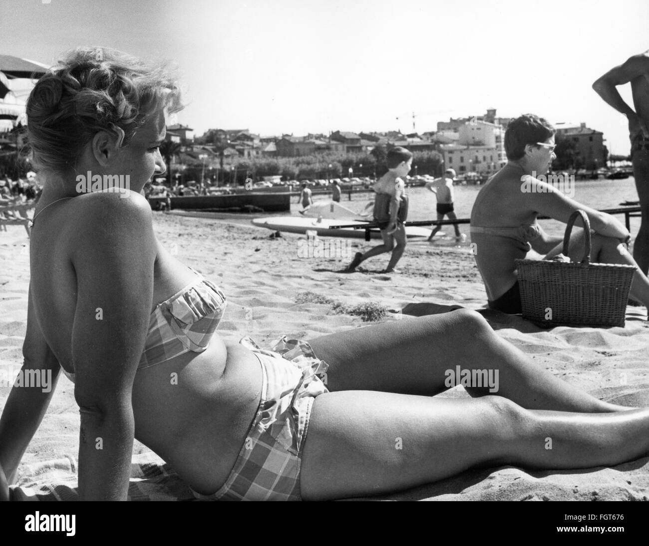 geography / travel, France, Sainte-Maxime, beach, young woman sunbathing, 1960s, Additional-Rights-Clearences-Not Available Stock Photo