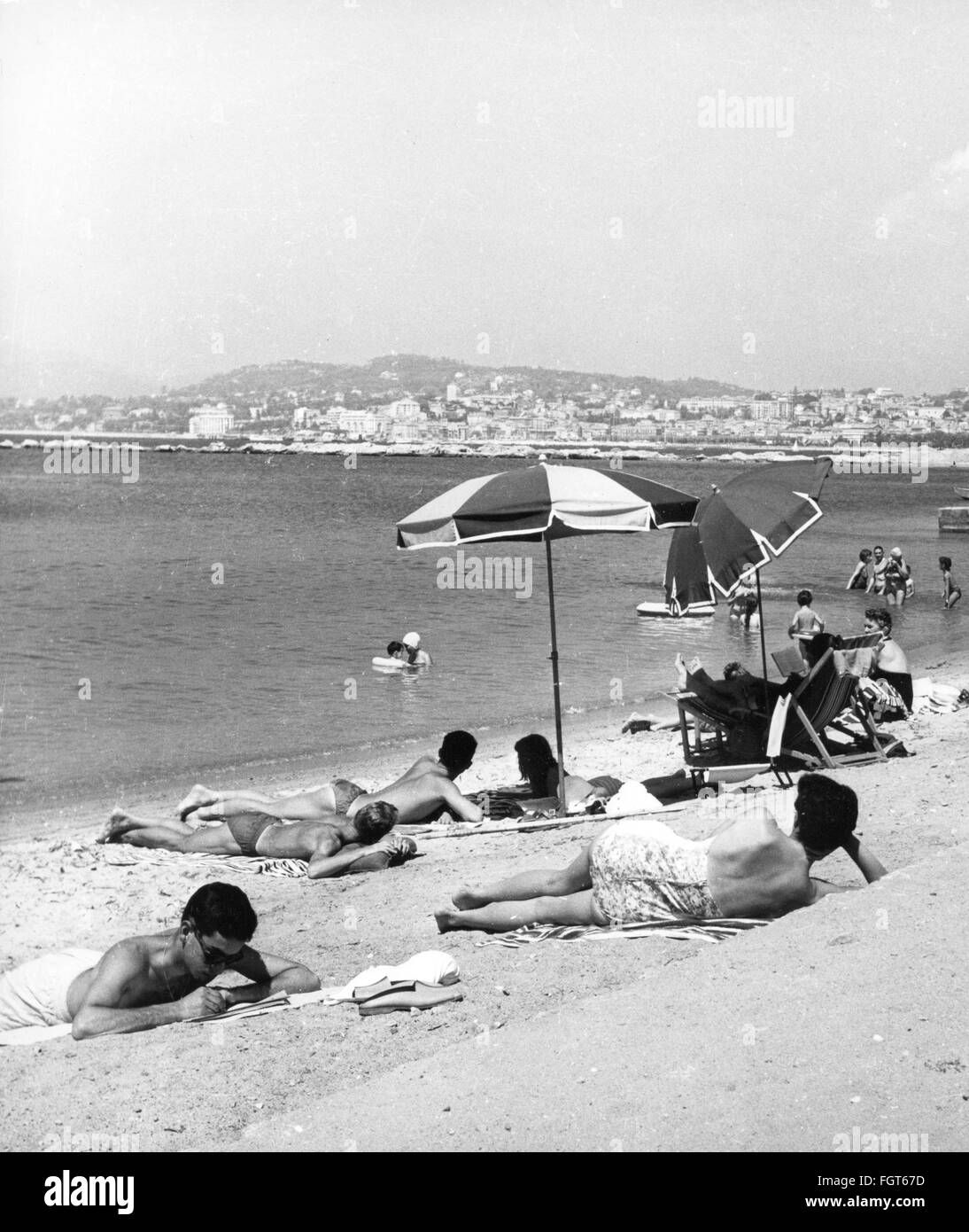 geography / travel, France, Cannes, people, on the beach, 1960s, Additional-Rights-Clearences-Not Available Stock Photo