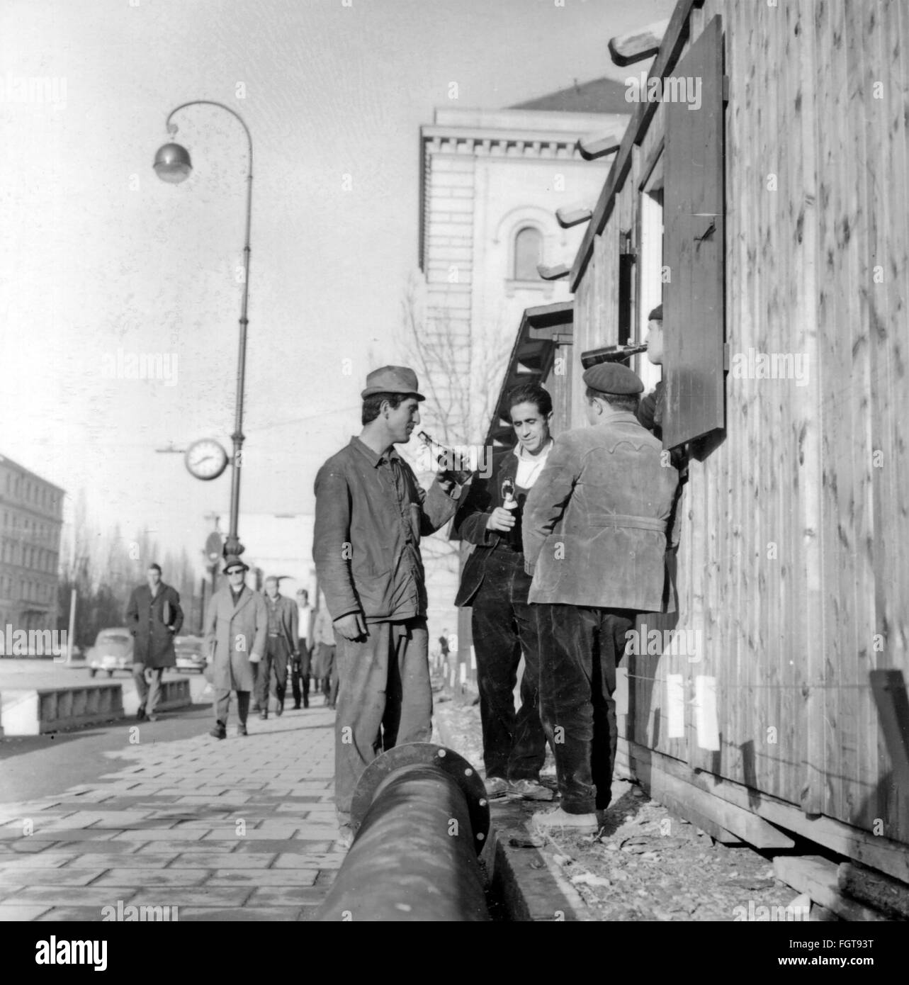 geography / travel, Germany, people, Yugoslavian and Greek foreign workers having a break, Ludwigstrasse, Munich, 1965, Additional-Rights-Clearences-Not Available Stock Photo