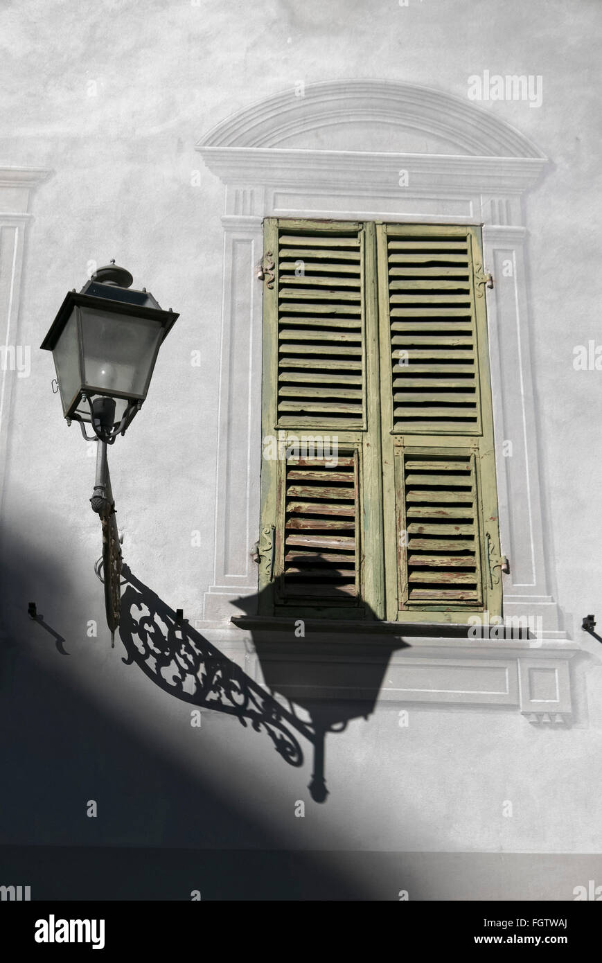Laterne an Hauswand, Sanremo, Riviera, Ligurien, Italien | Lantern on house wall, Sanremo, Riviera, Liguria, Italy Stock Photo