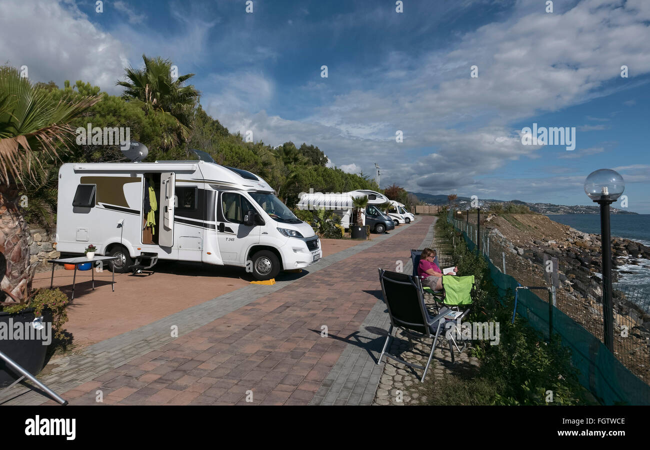 Wohnmobil, Campingplatz am Meer, Sanremo, Riviera, Ligurien, Italien |  Camping site by the sea, Sanremo, Riviera, Liguria, Italy Stock Photo -  Alamy