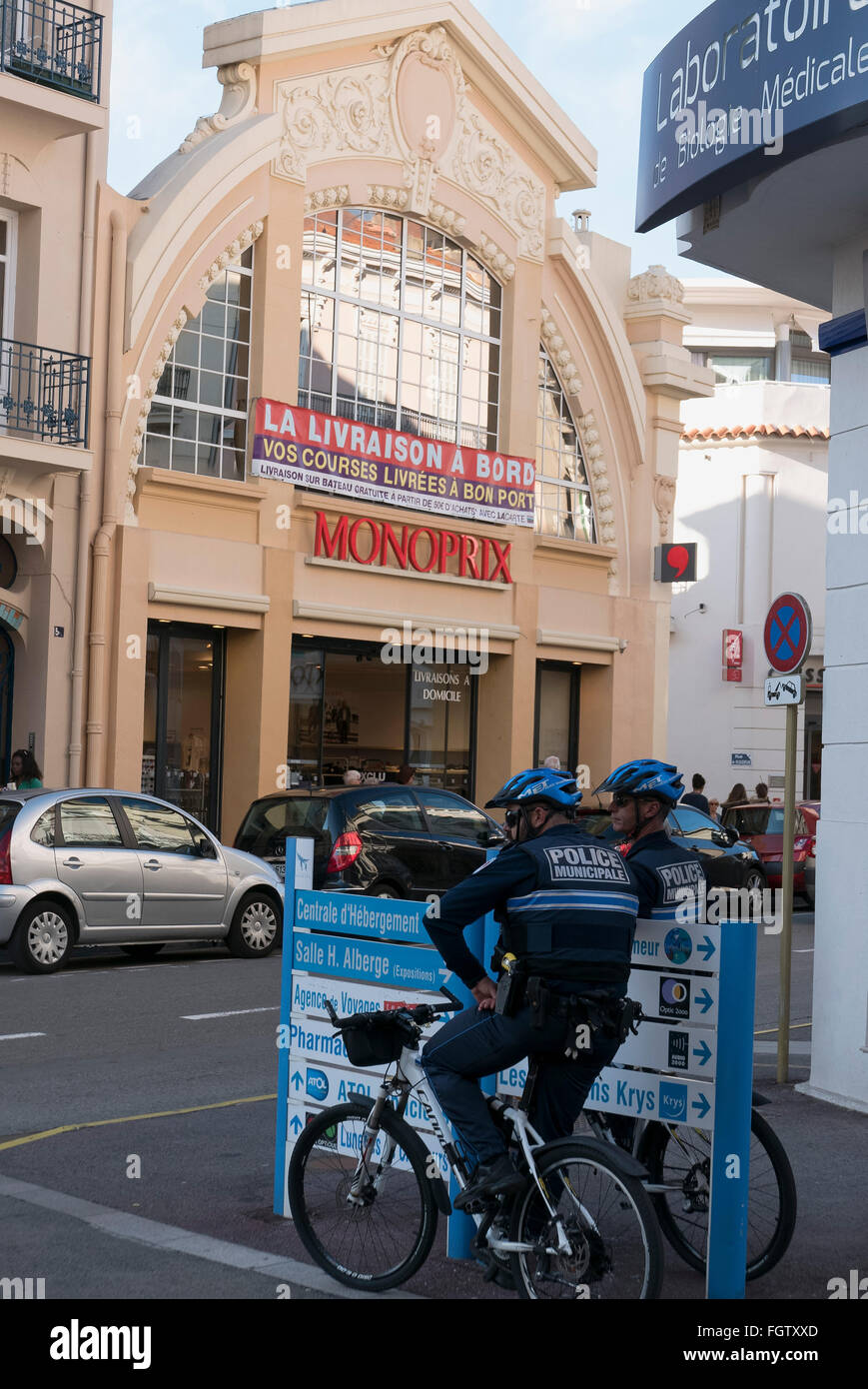 Police with bike, Saint-Raphaël, Dep. Var, Côte d'Azur, France Stock Photo