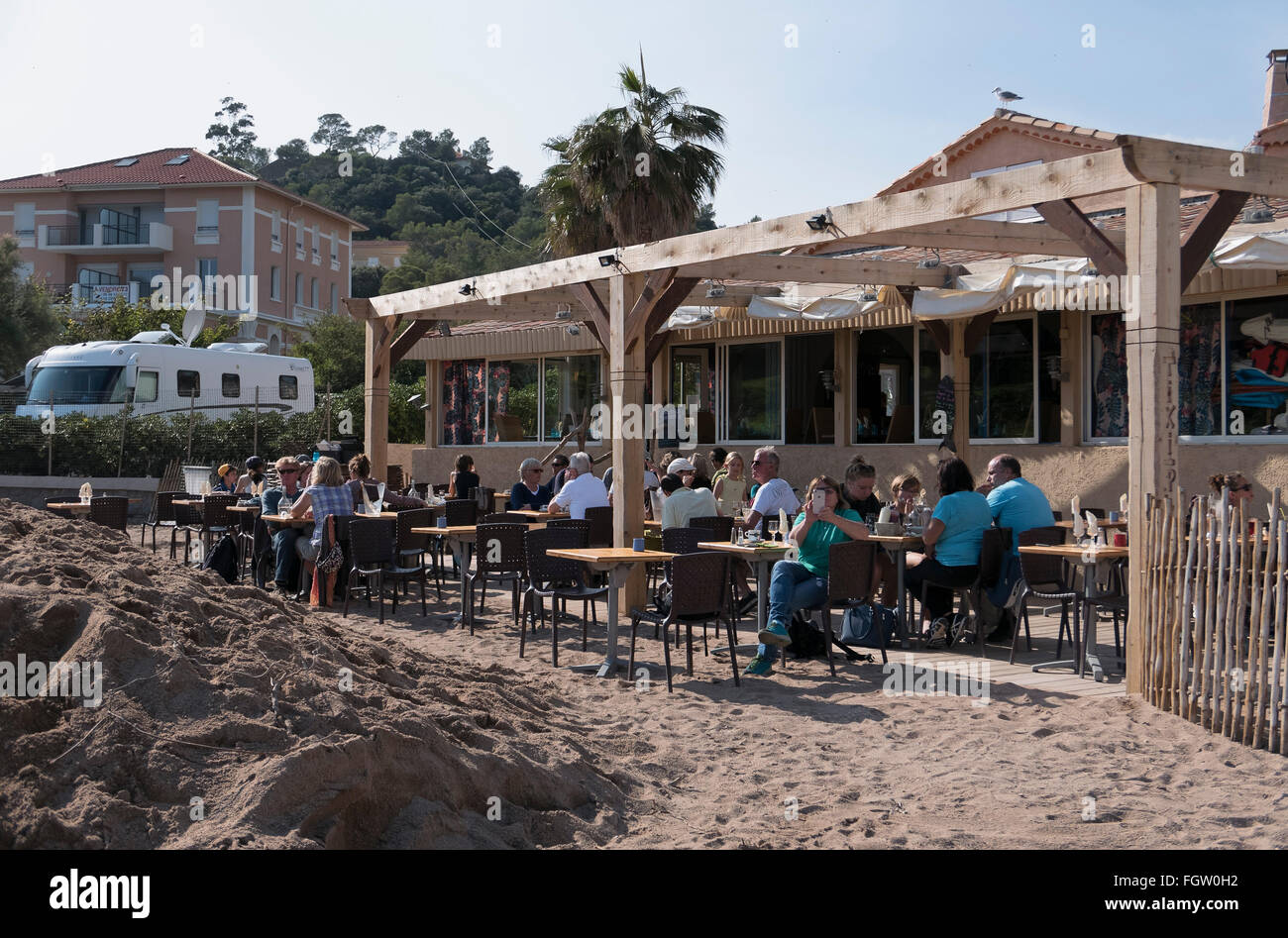 beach restaurant, Agay, Saint-Raphaël, Dep. Var, Côte d'Azur, France Stock Photo