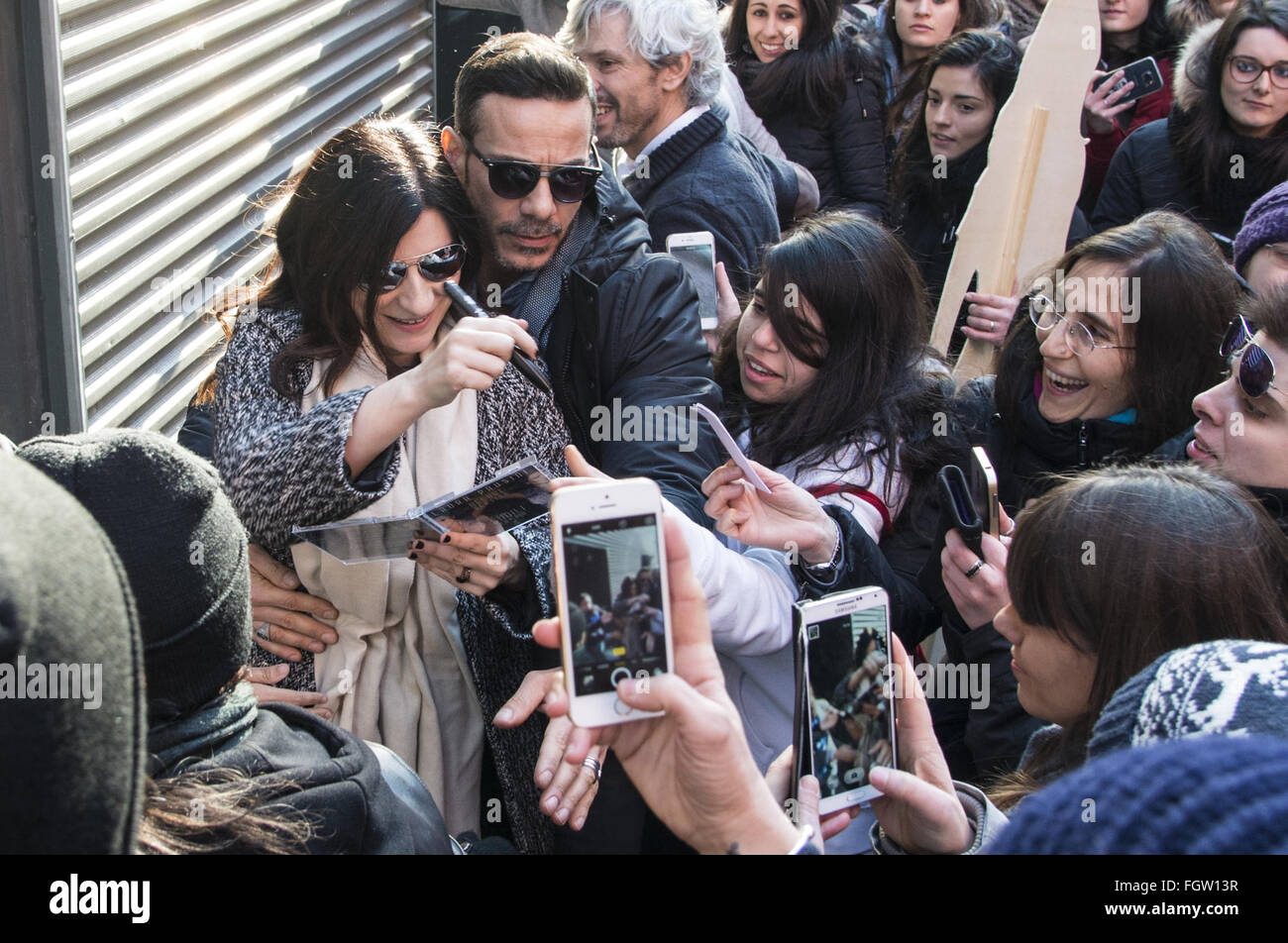 Laura Pausini is mobbed by fans as she visits Radio 101 Featuring: Laura  Pausini Where: Milan, Italy When: 20 Jan 2016 Stock Photo - Alamy