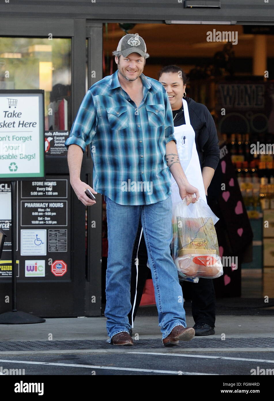 The Voice judge Blake Shelton picking up groceries at ralphs in Studio