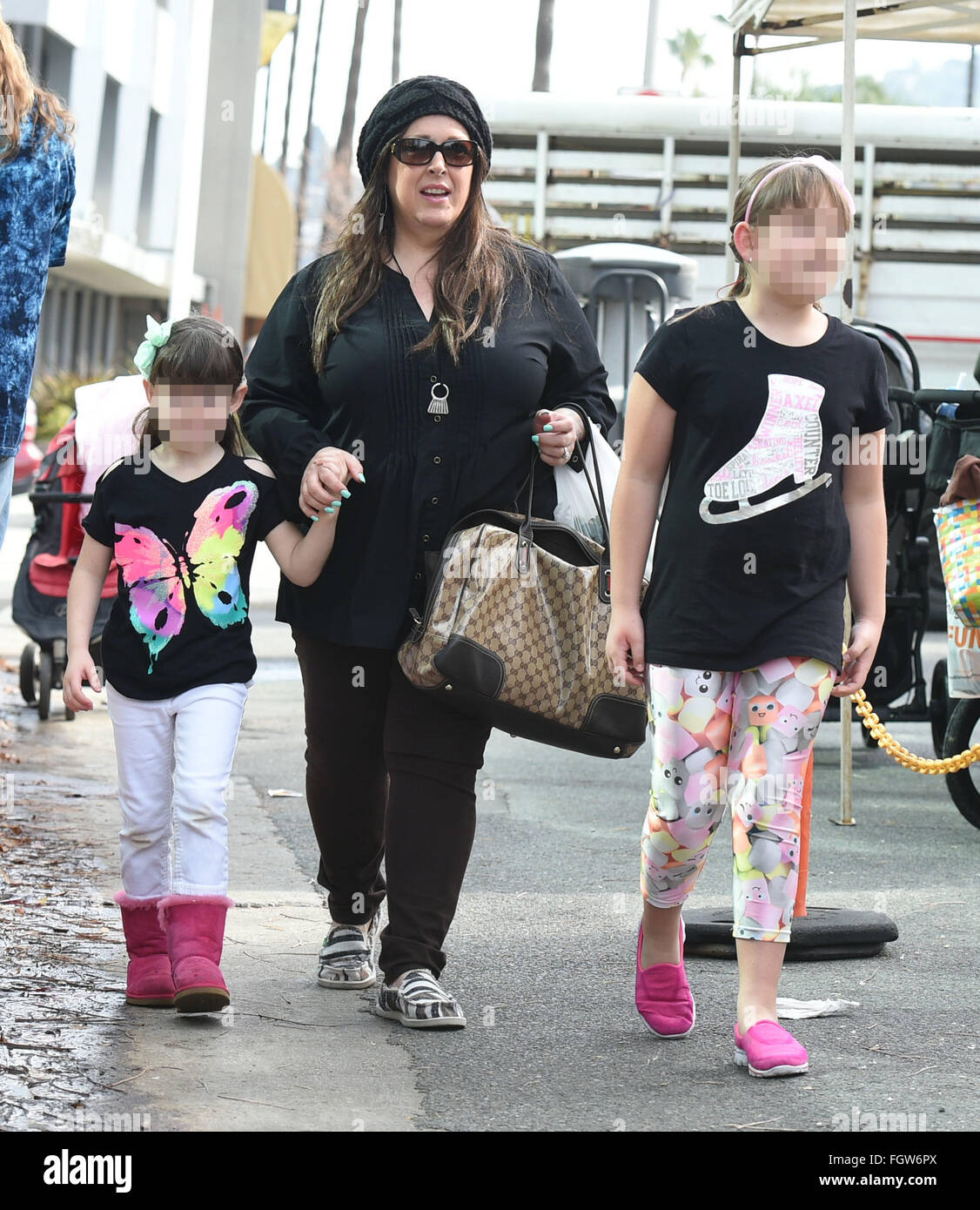 Carnie Wilson takes her daughters, Lola and Luciana, to the petting zoo(01)