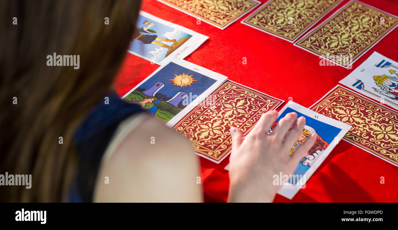 Fortune teller using tarot cards Stock Photo - Alamy