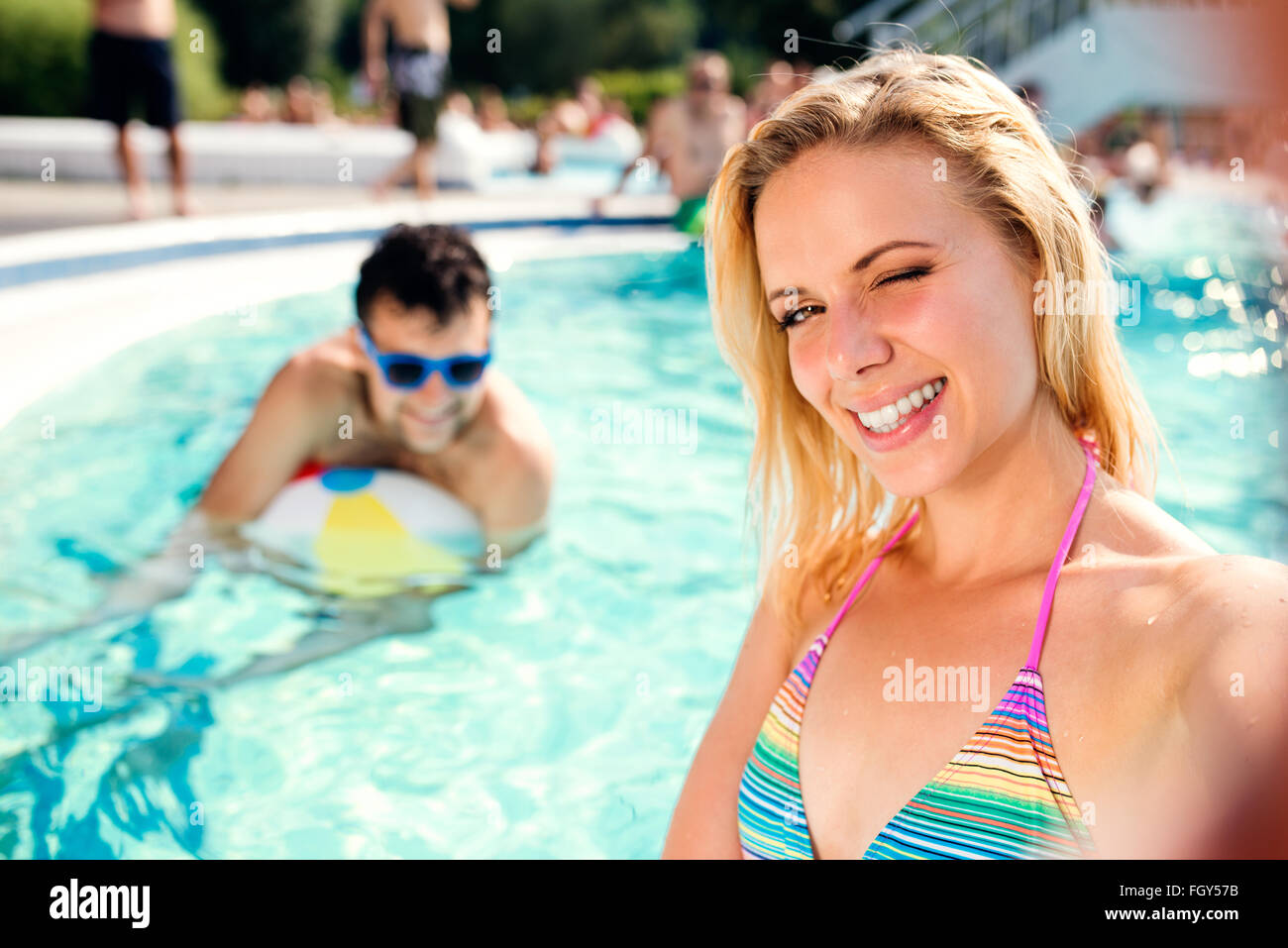 https://c8.alamy.com/comp/FGY57B/couple-in-the-swimming-pool-taking-selfie-summer-and-water-FGY57B.jpg