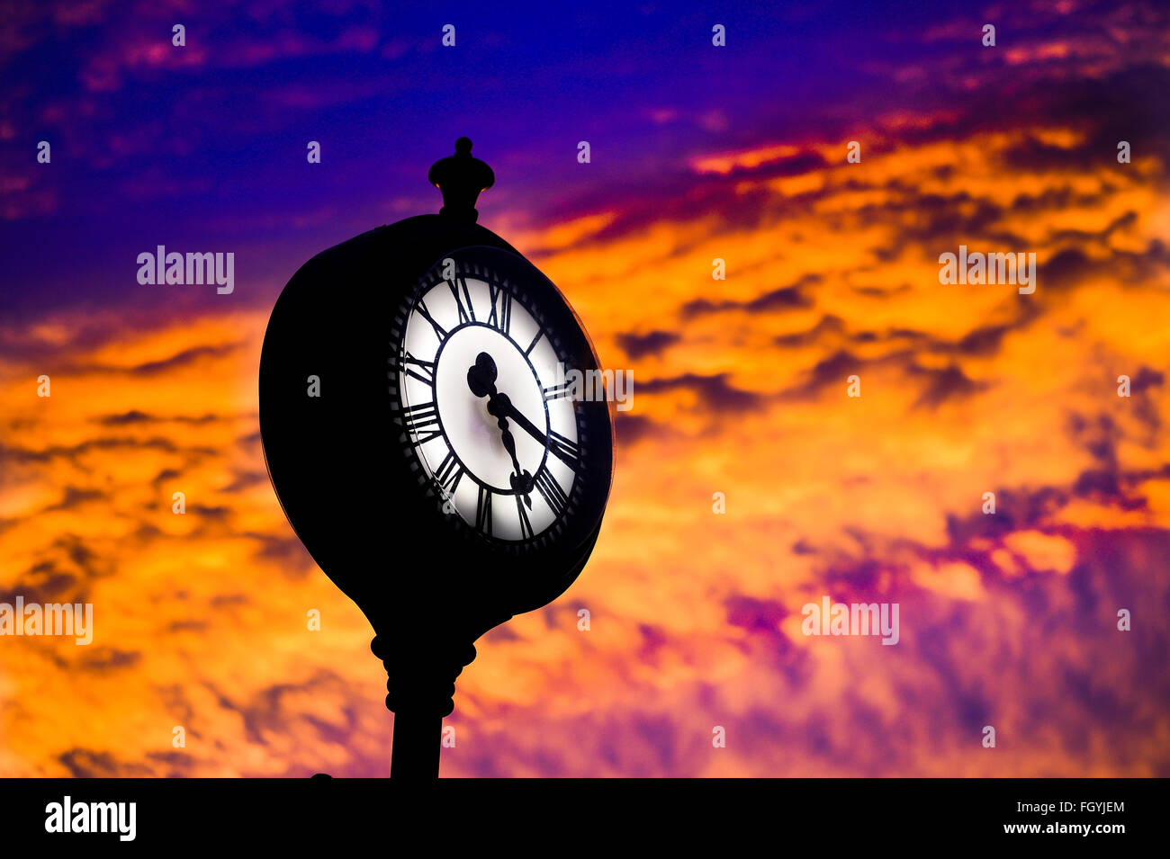 Clock face showing time hires stock photography and images Alamy